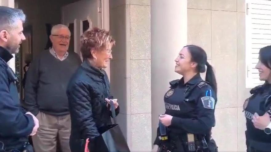 La sorpresa navideña de la Policía de Alboraia a su querida Paquita