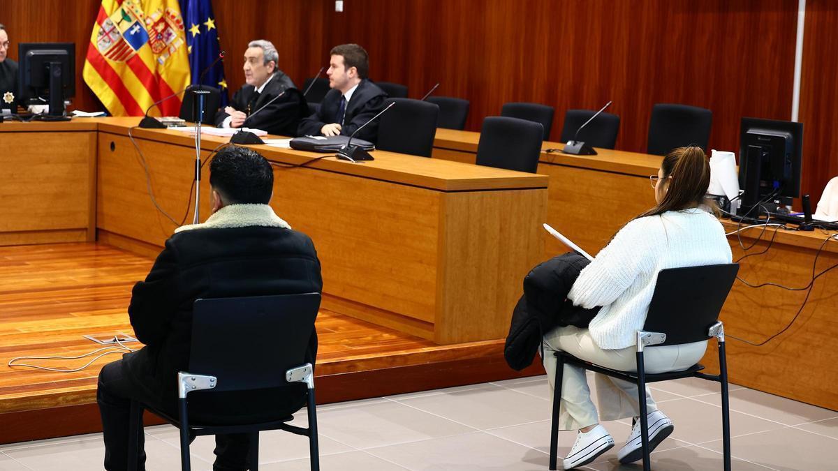 Los dos acusados, L. F. L.. M. y Nichole Millaray B. M., en el juicio celebrado el 31 de marzo en la Audiencia Provincial de Zaragoza.