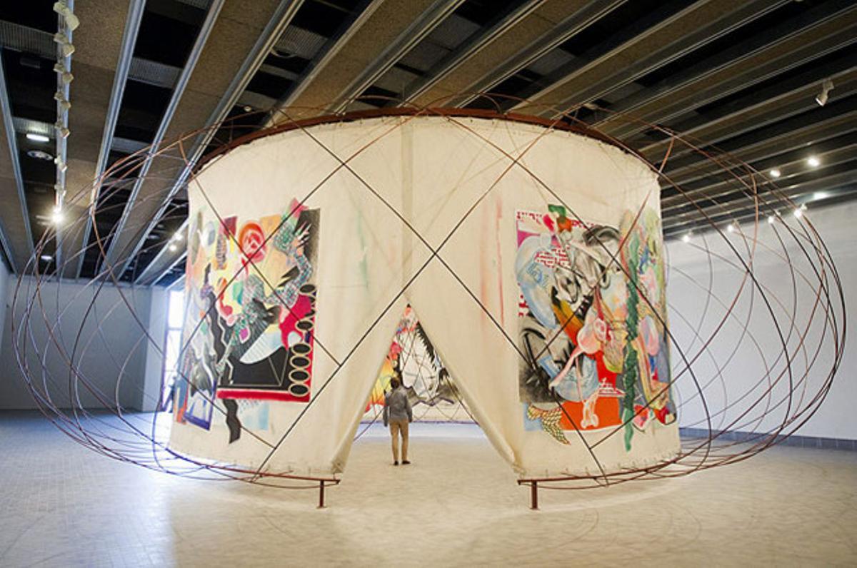 El pintor i escultor nord-americà Frank Stella i l’arquitecte valencià Santiago Calatrava han col·laborat en una instal·lació ’The Michael Kohlhaas Curtain’, en què un mural de 30 metres de llarg, pintat pels dos costats, es converteix en escultura i arquitectura, a l’Institut Aragonès d’Art i Cultura Contemporani Pablo Serrano, de Saragossa.