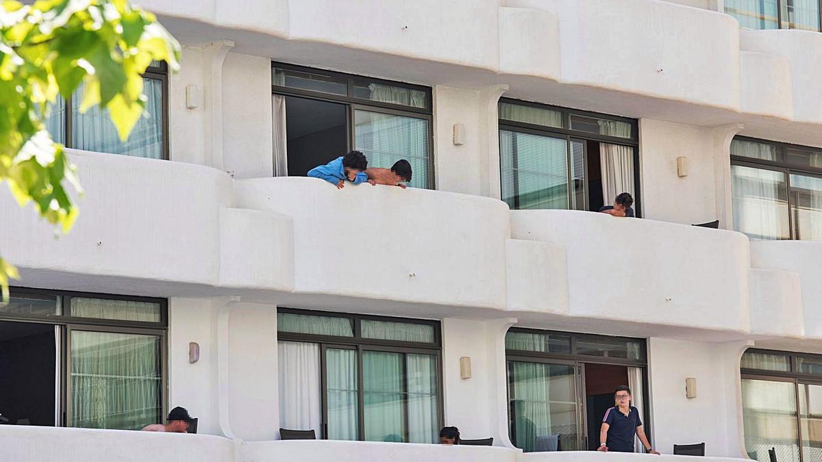 Joves aïllats a l'hotel Bellver de Palma, ahir.  | EFE