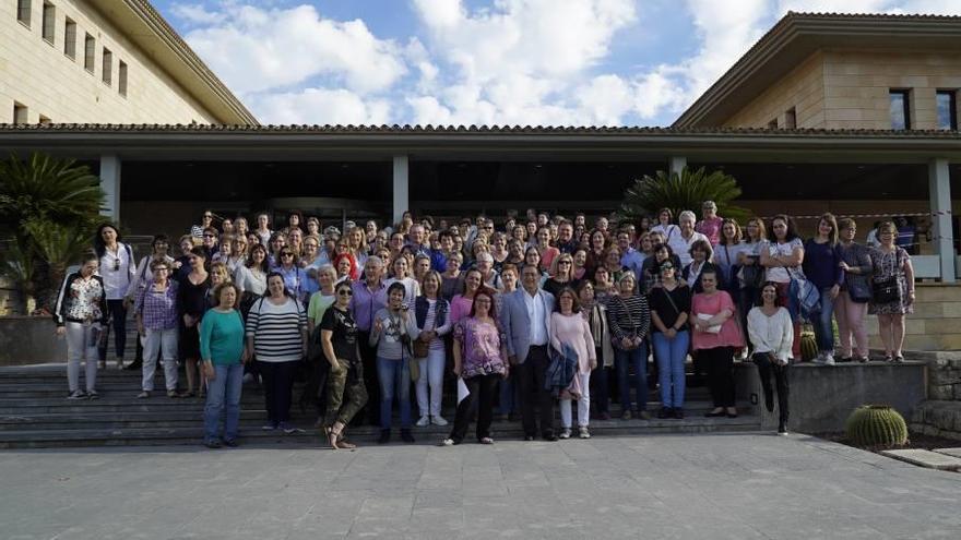 Las camareras de piso durante la entrega de firmas en Calvià.