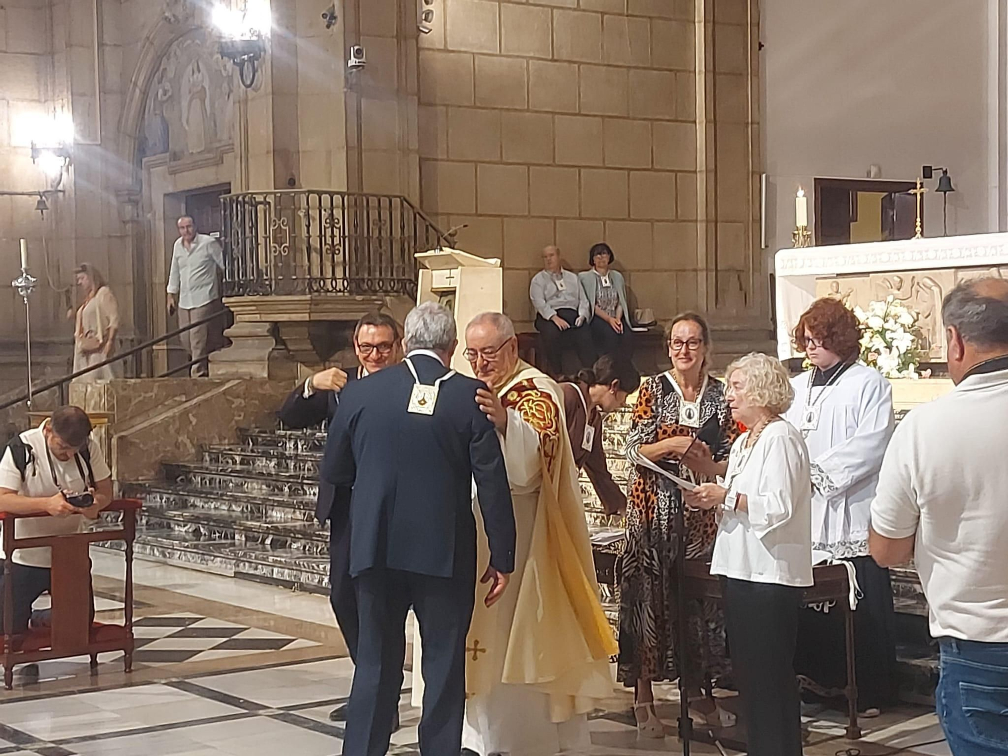 La Cofradía del Carmen de Gijón exhibe fuerza (en imágenes)