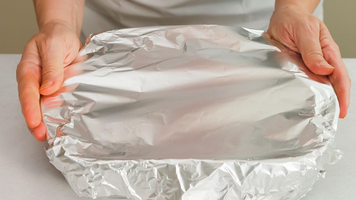 Papel de aluminio en la sartén: el secreto de los restaurantes que cada vez copia más gente