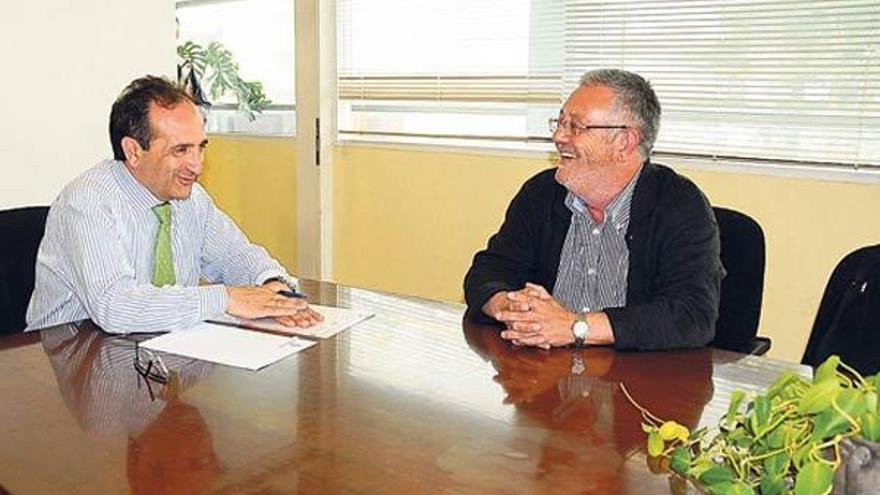 El alcalde de Cangas, José Enrique Sotelo, con Xosé Manuel Pazos.  // Gonzalo Núñez