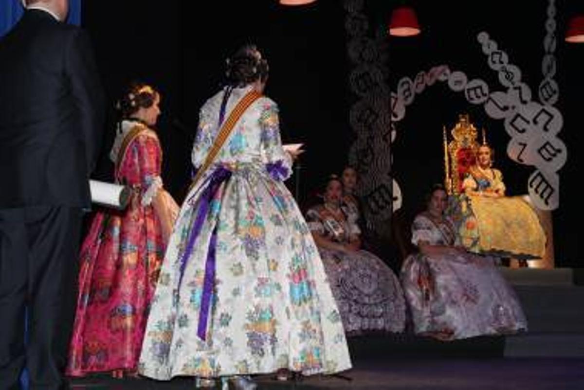 Galería fotos: Las comisiones falleras de Burriana sacan sus monumentos a la calle
