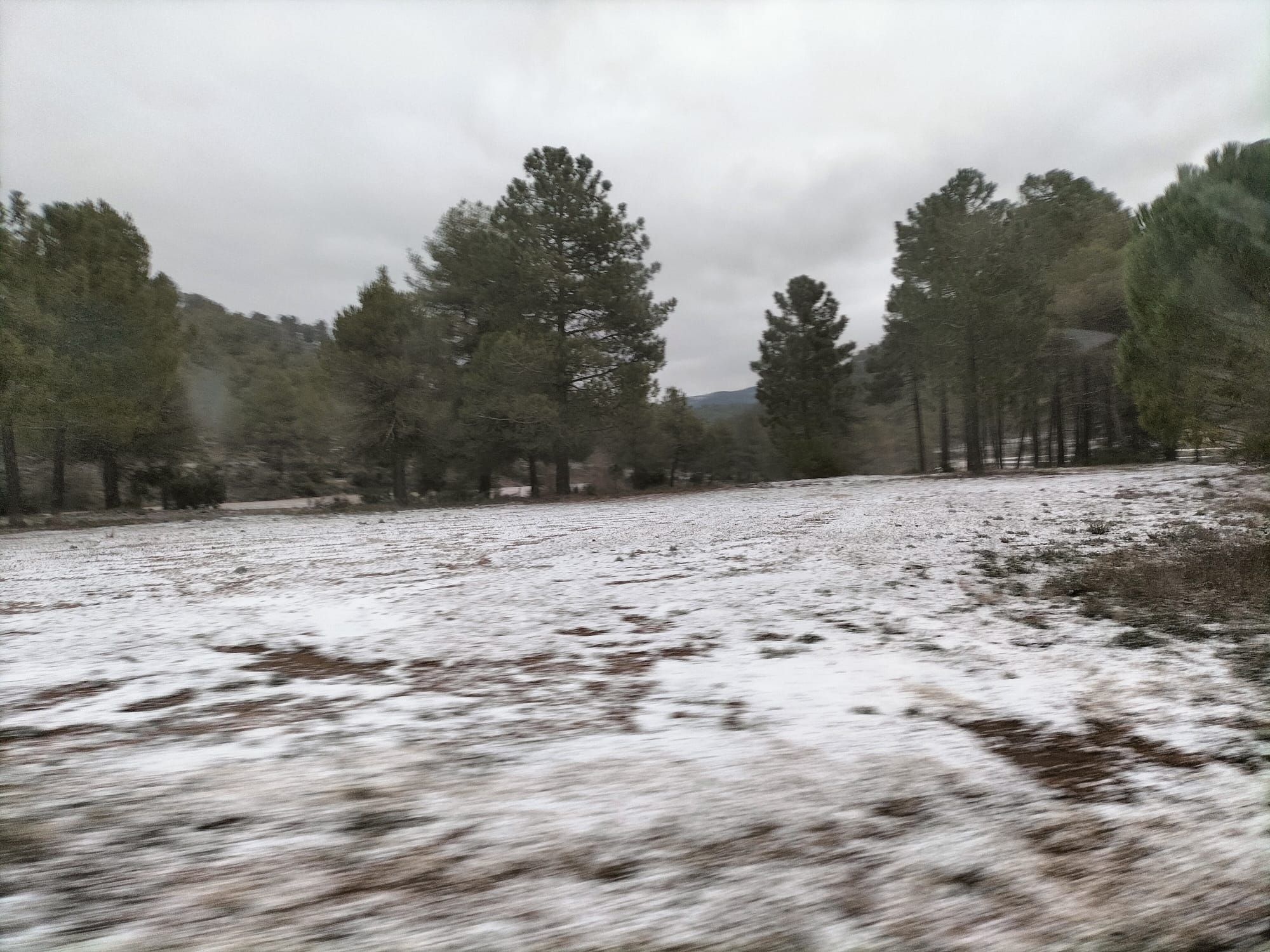 Las temperaturas mínimas se mantienen y la nieve llega a las comarcas de interior