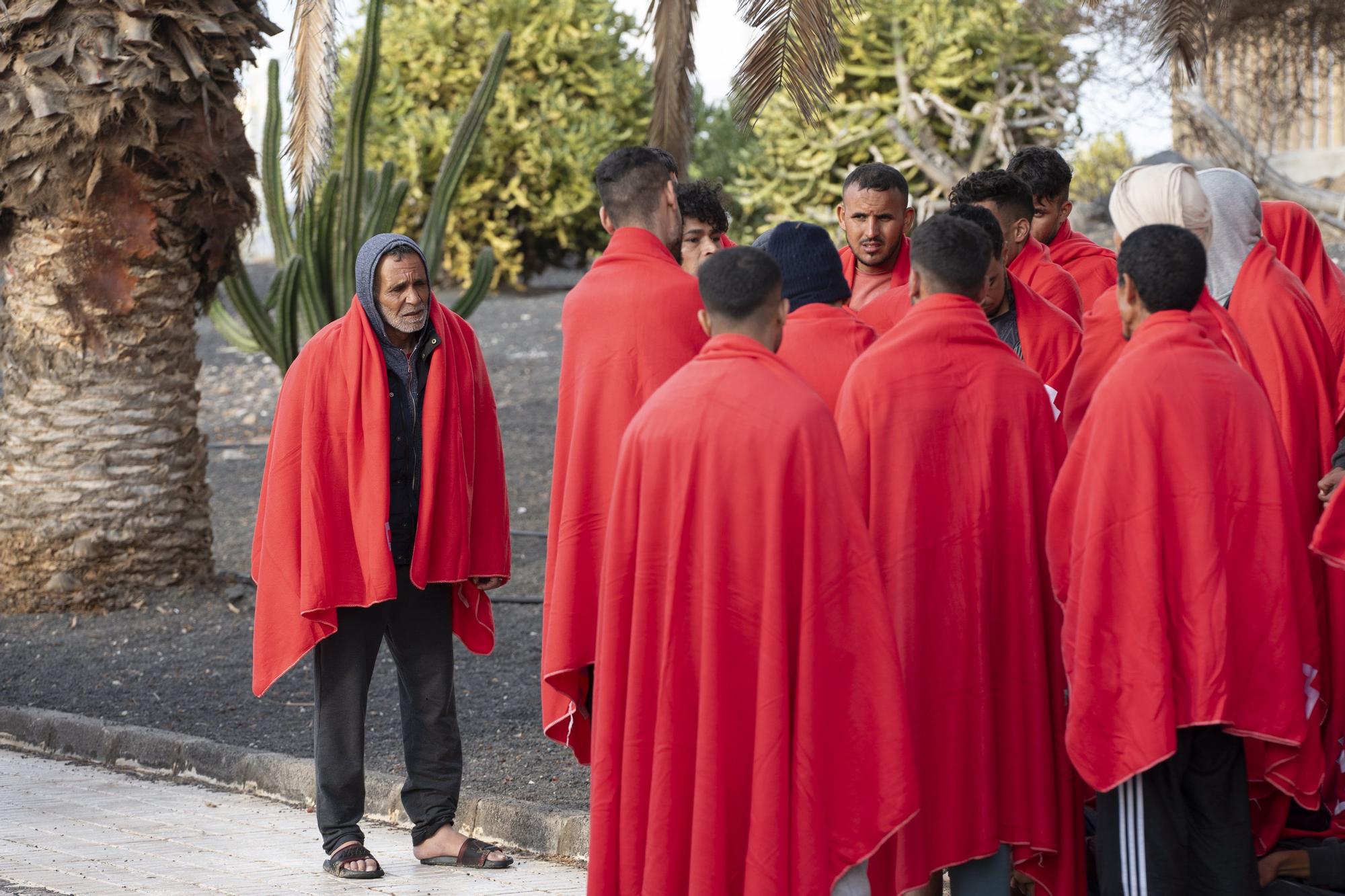 Trasladan a Lanzarote a 165 migrantes de tres pateras