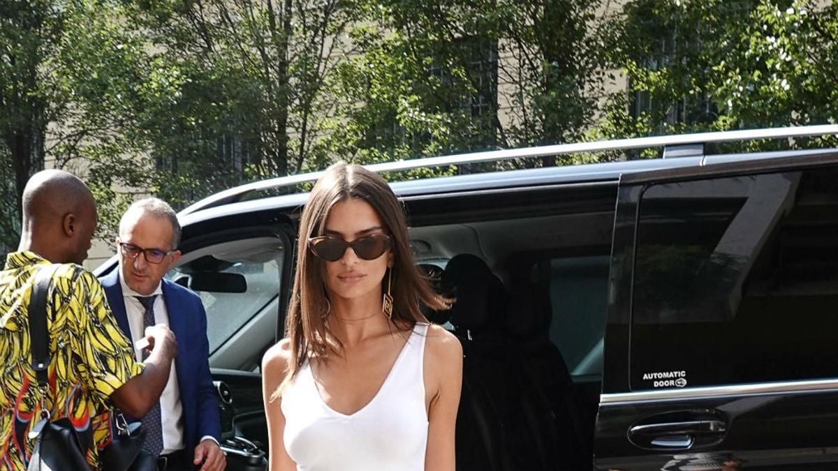 Emily Ratajkowski con un look en blanco por las calles de Milán