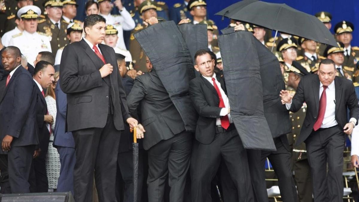 Personal de seguridad protege a Nicolás Maduro tras el atentado con drones en Venezuela.