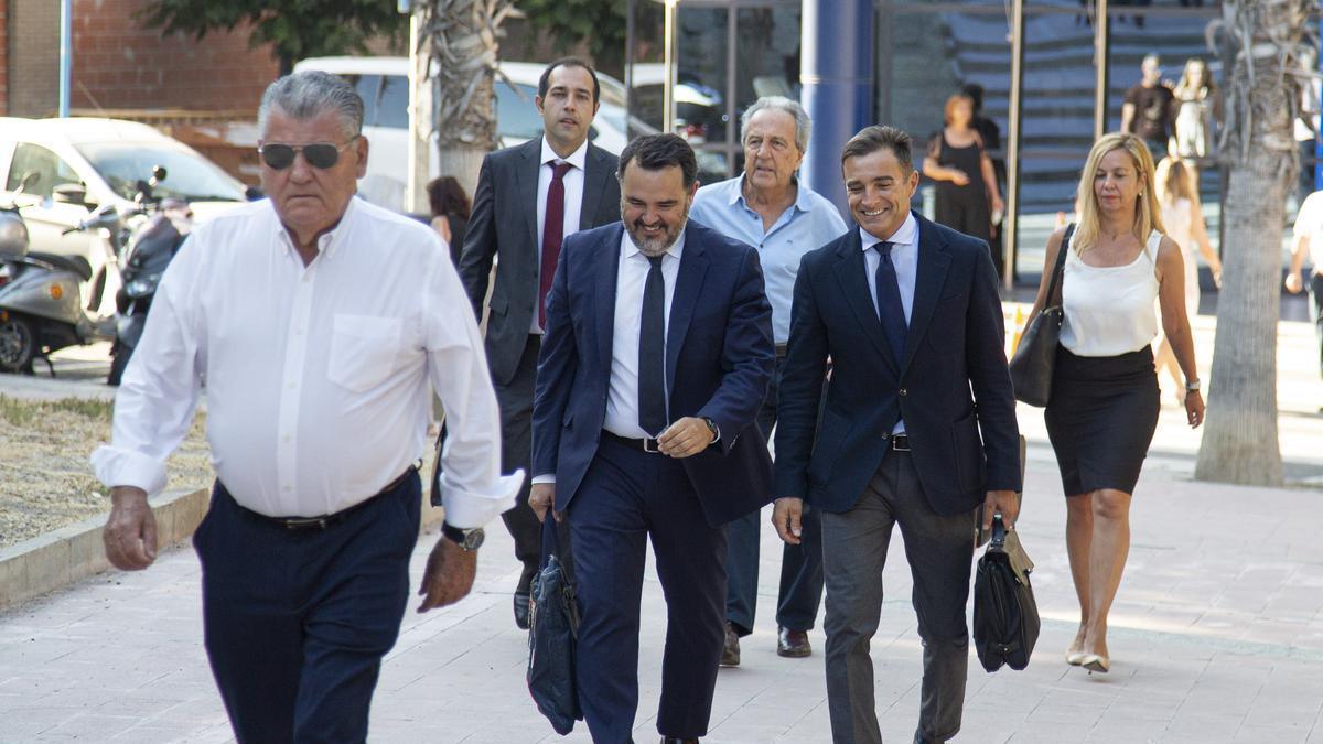 Valentín Botella, en primer plano, seguido de Carlos Parodi, actual presidente del Hércules (d) y los abogados llegando a los juzgados en julio.