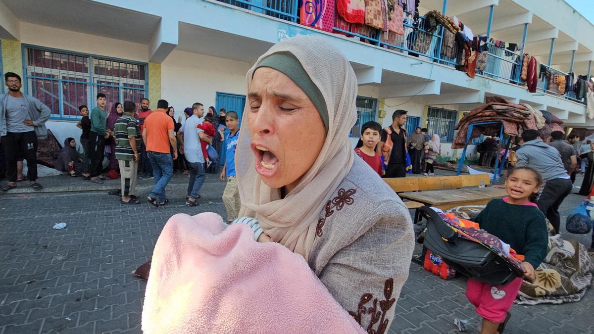 Los palestinos reaccionan tras un ataque a una escuela administrada por la ONU que alberga a personas desplazadas, en medio del actual conflicto entre Israel y el grupo islamista palestino Hamás, en el campo de refugiados de Jabalia, en el norte de la Franja de Gaza.