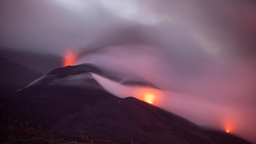 Hallan a un senderista extranjero perdido cerca del volcán de La Palma