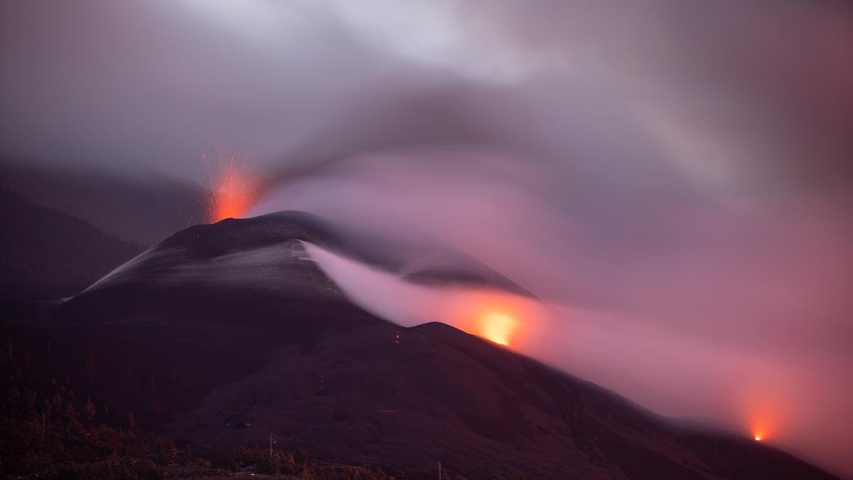 Nube de ceniza y lava que salen del volcán de Cumbre Vieja.