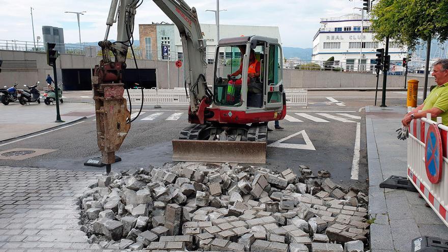 La empresa inició ayer las obras en la calle Carral. // Marta G. Brea