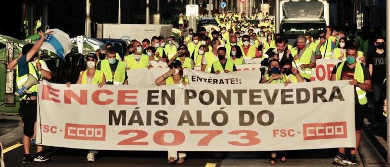 Los trabajadores celebaron ayer la manifestación que ya tenían prevista y recorrieron las diferentes calles de la ciudad. |  // RAFA VÁZQUEZ