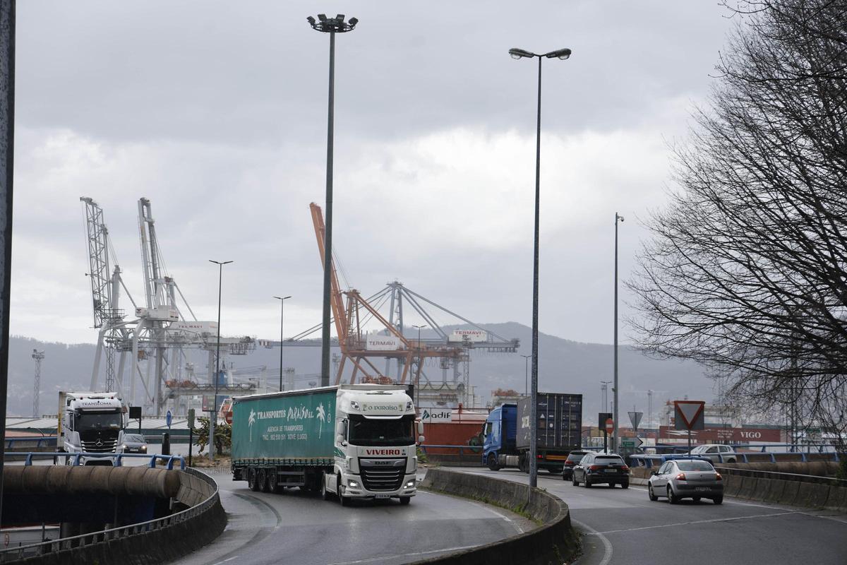 Camiones y movimiento de mercancías en el ramal entre el Puerto y la autopista AP-9