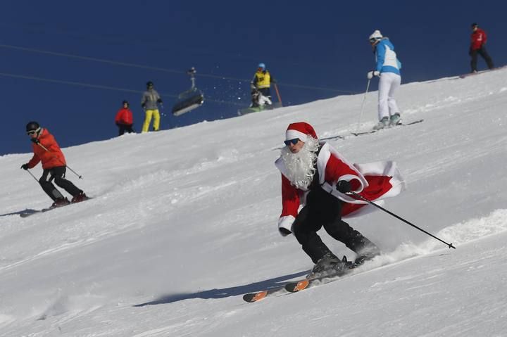 Esquiadores disfrazados de Papá Noel para inaugurar la temporada en Verbier (Suiza)