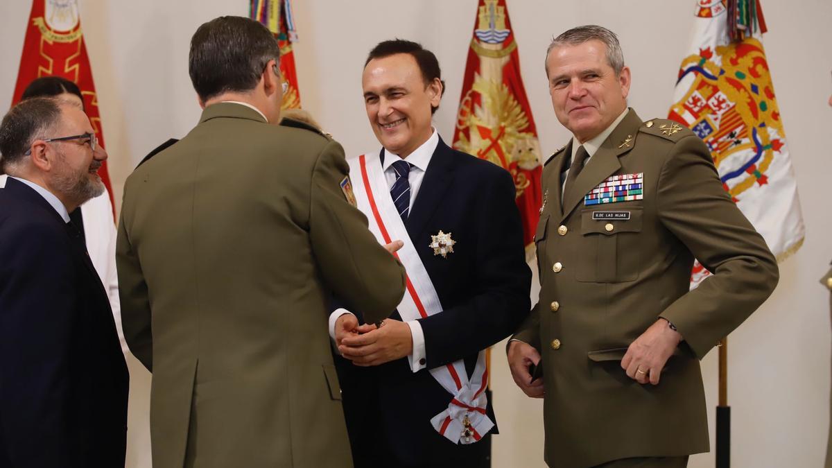 El rector de la UCO, José Carlos Gómez Villamandos, recibe la Gran Cruz al Mérito Militar de parte del JEME, el general Amador Enseñat y Berea.