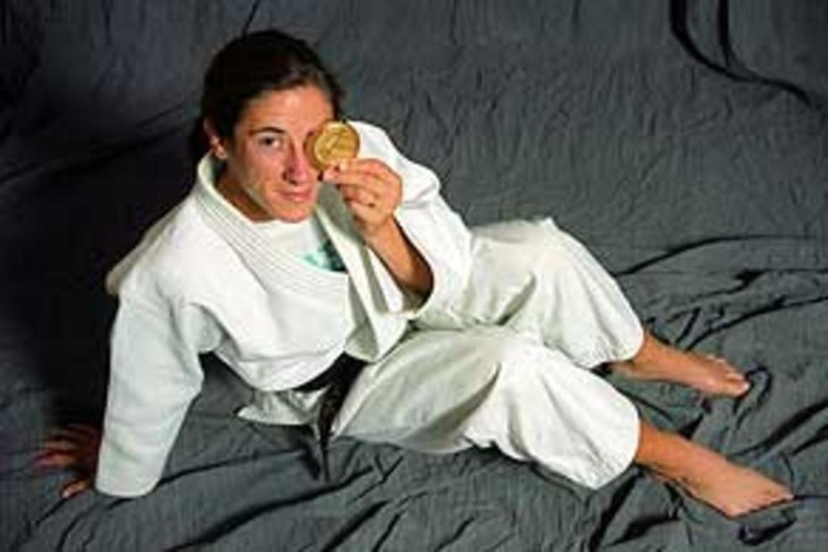 Almudena Muñoz ha tornat a posar-se el judogi per mostrar la medalla d’or que va guanyar a Barcelona-92.