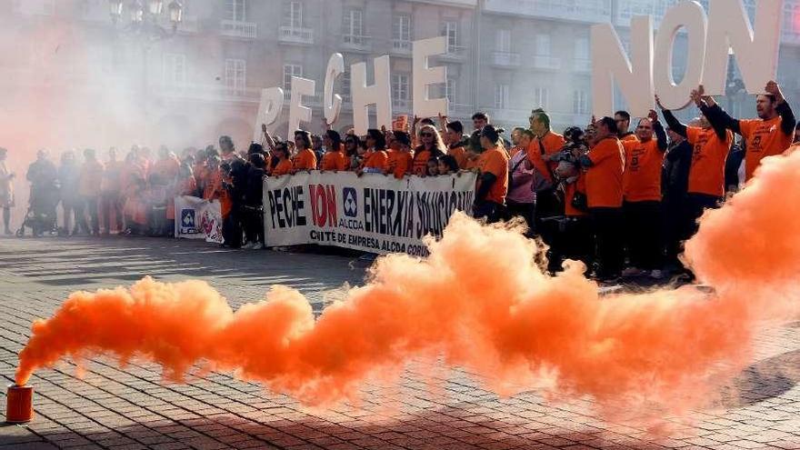 Protesta de los trabajadores de Alcoa en la plaza de María Pita.