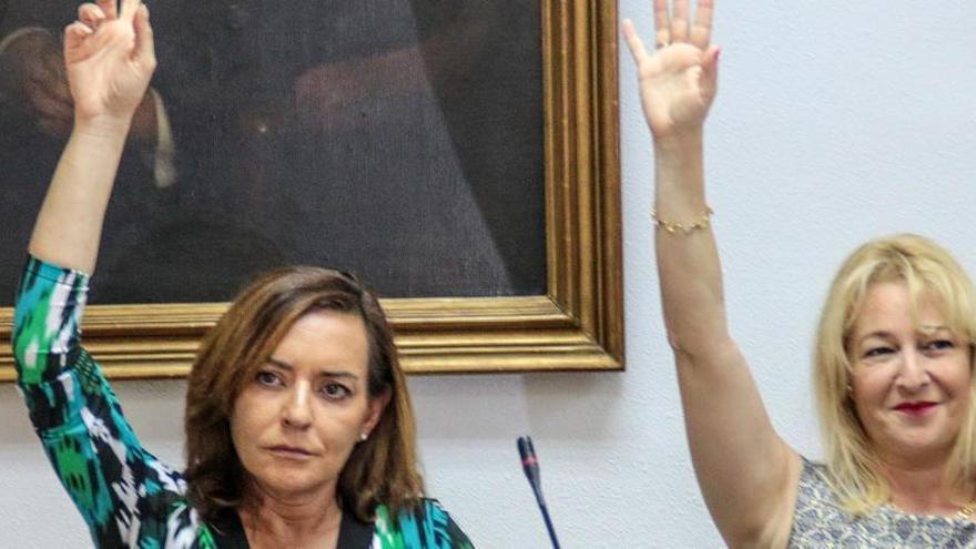 Las ediles Paqui Parra y Pilar Gómez, el dia que dieron su voto a la investidura de José Manuel Dolón