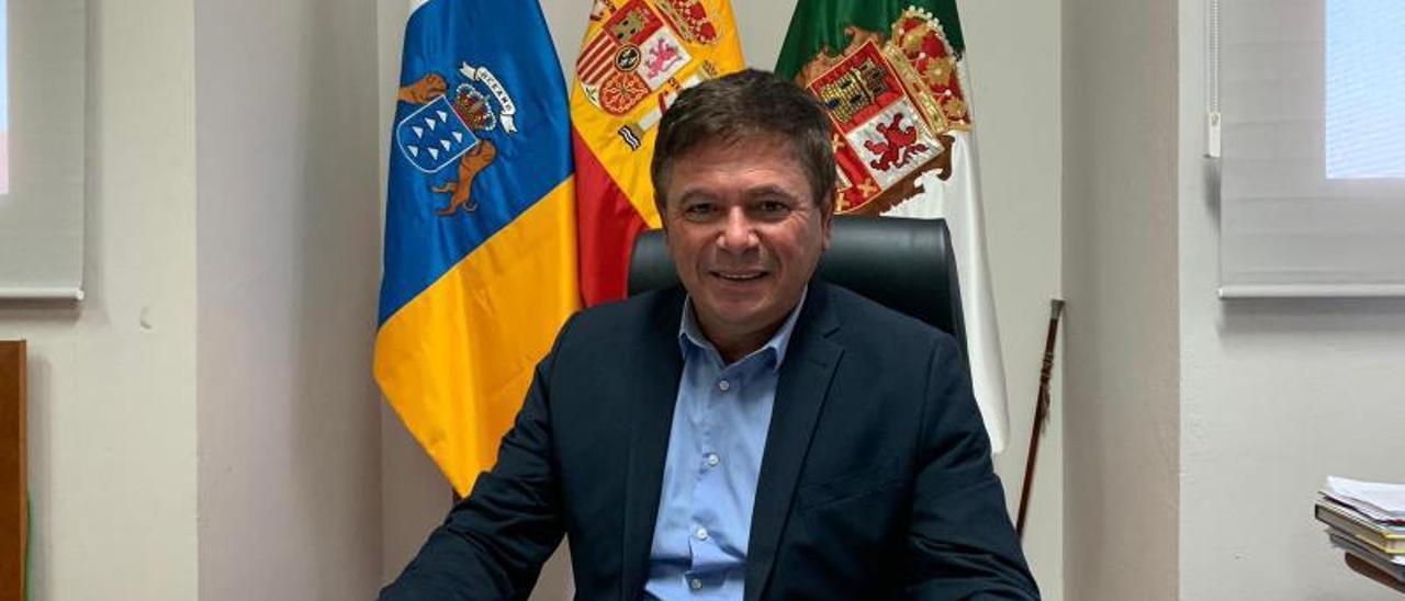 Pedro Armas Romero, alcalde de Pájara, en el despacho municipal. | | LP/DLP