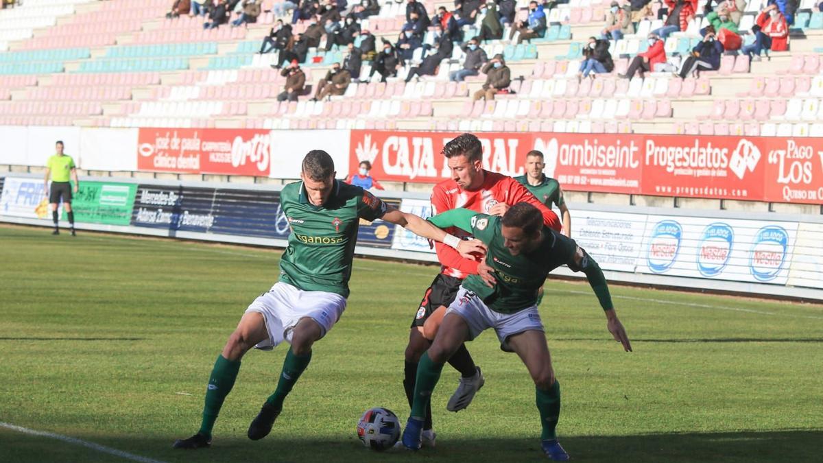 Coque trata de superar a los jugadores del Racing de Ferrol.