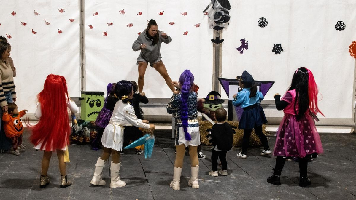 Una actividad pasada celebrada en la carpa junto a la Colegiata.
