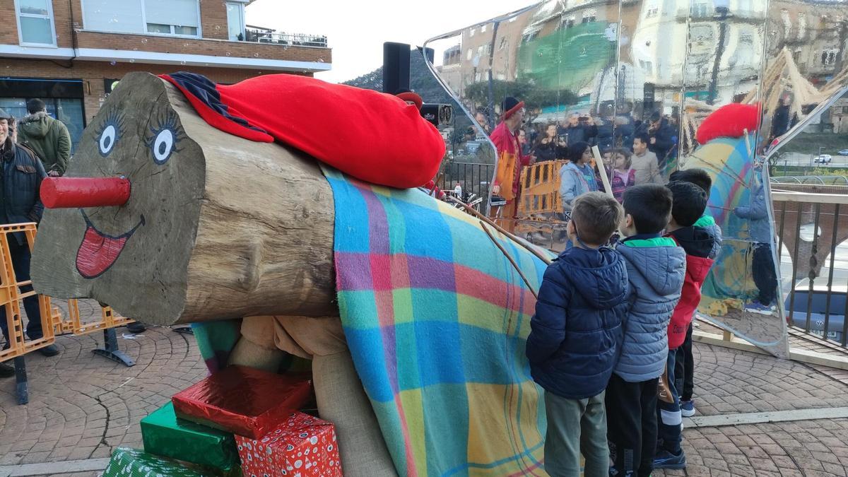 Infants fent cagar el tió, l'any passat a Puig-reig