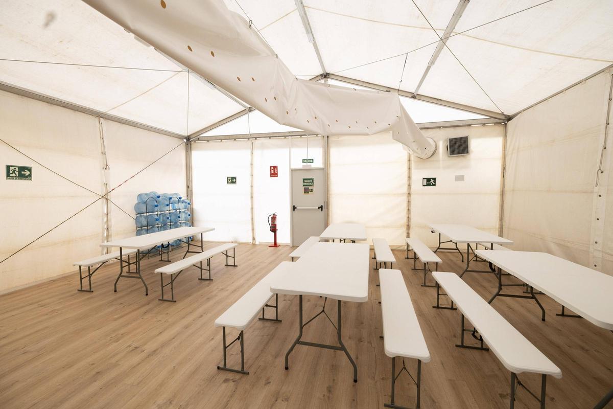 Zona del comedor en la carpa de Ibia