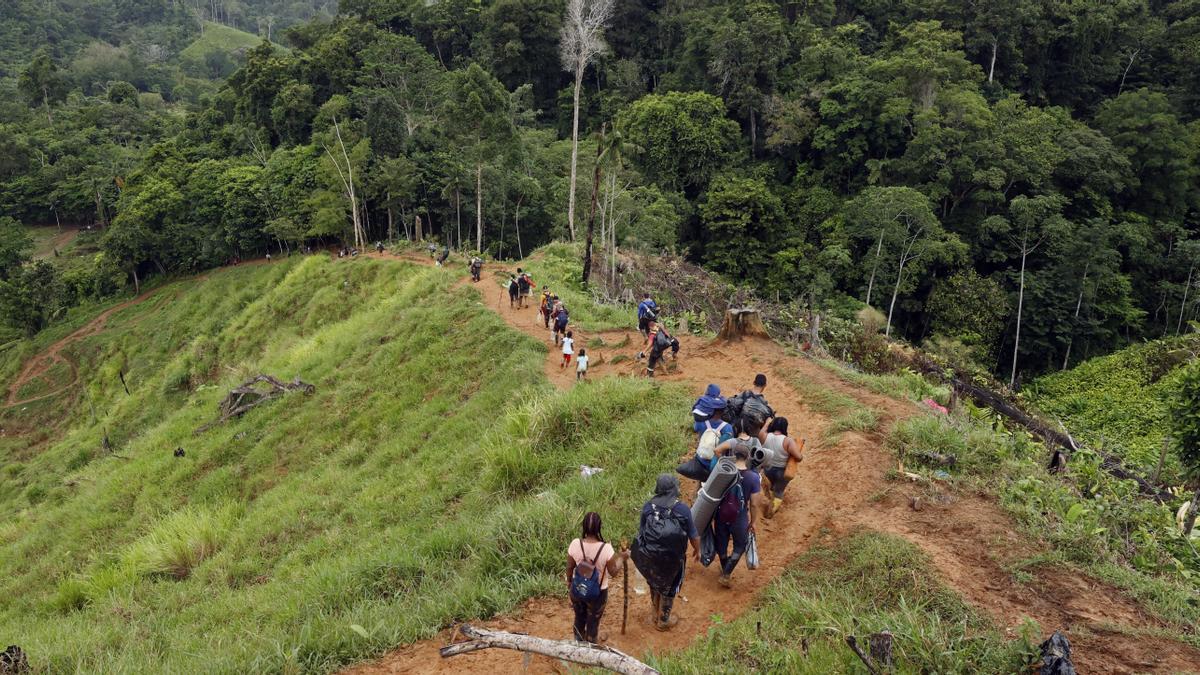 Un grupo de migrantes se adentran en el Tapón del Darién, el 8 de octubre de 2022.