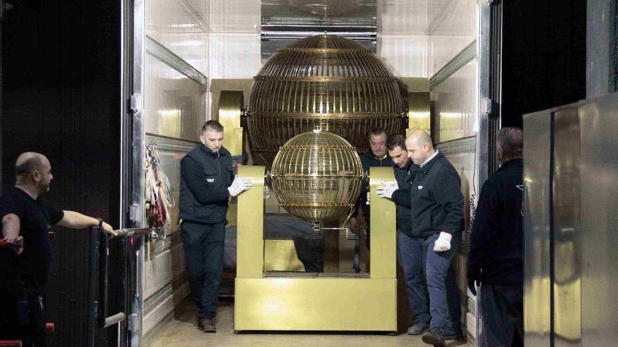 Los bombos de la Lotería de Navidad llegando al Teatro Real.