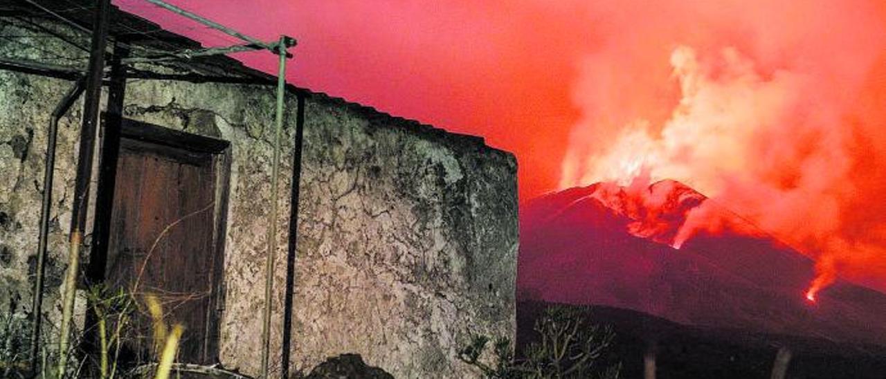 Imagen de la reactivación del volcán en la tarde de ayer.