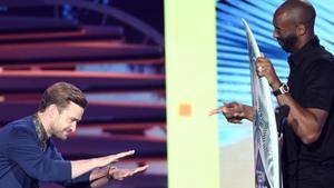 Justin Timberlake se dispone a recibir el premiado Teen Choice por su carrera de manos de Kobe Bryant.