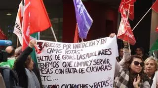 "Trabajo para mantener a mi familia, no por caridad": empleados de centros sociales de la provincia toman la calle en Alicante