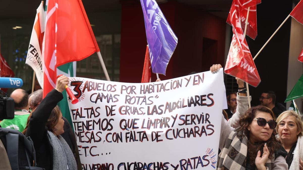 Una de las pancartas exhibidas por trabajadores de centros sociales dependientes de la Generalitat celebrada en Alicante.