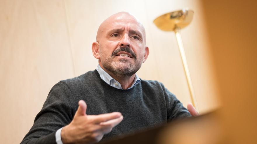 De los Santos (PP) ve probable que el presidente del Gobierno se siente en un banquillo por corrupción: "La X se llama Pedro Sánchez"