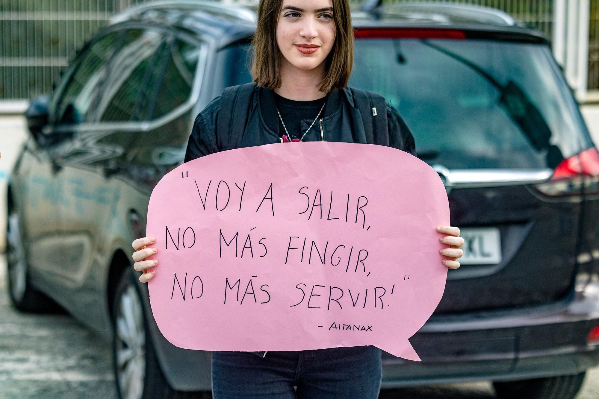 Alumnos de los institutos de Benidorm forman una "Cadena Humana" en la zona escolar del Salt de l'Aigua contra la violencia de género