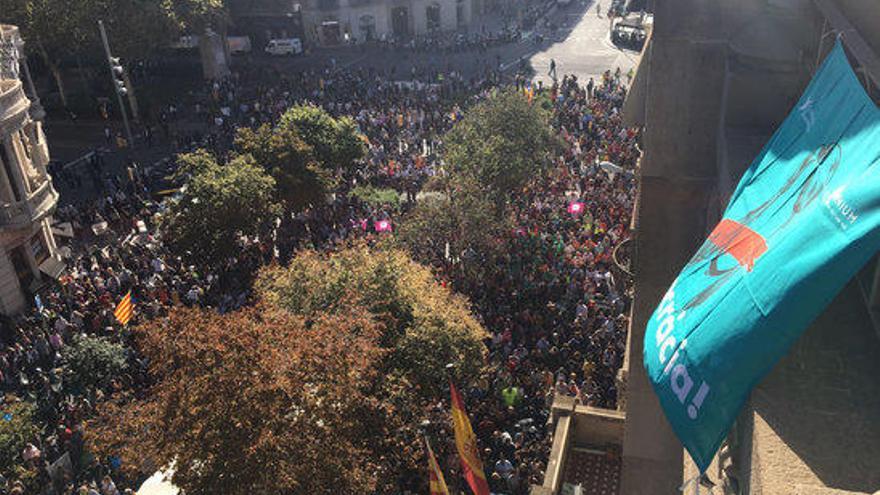 Imatge de centenars de persones davant de la conselleria d&#039;Economia, a la Rambla de Catalunya amb Gran Via, el 20 de setembre del 2017
