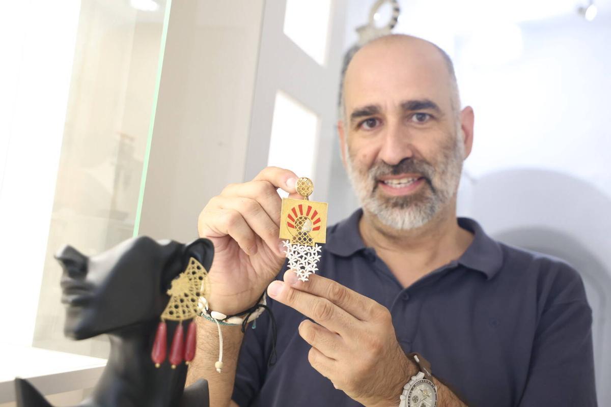 Álvaro Larrosa muestra los pendientes que ganaron el premio de la Asociación de Joyeros.