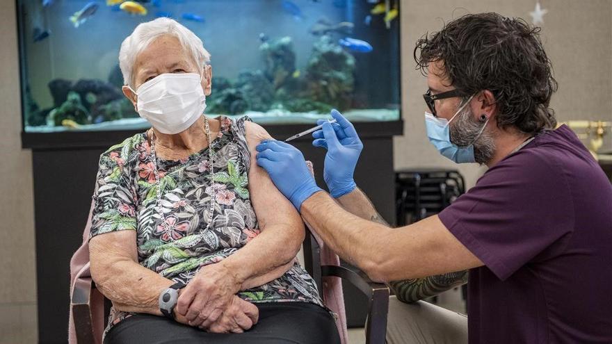 Una mujer de 90 años, primera en recibir la vacuna contra el covid en Suiza