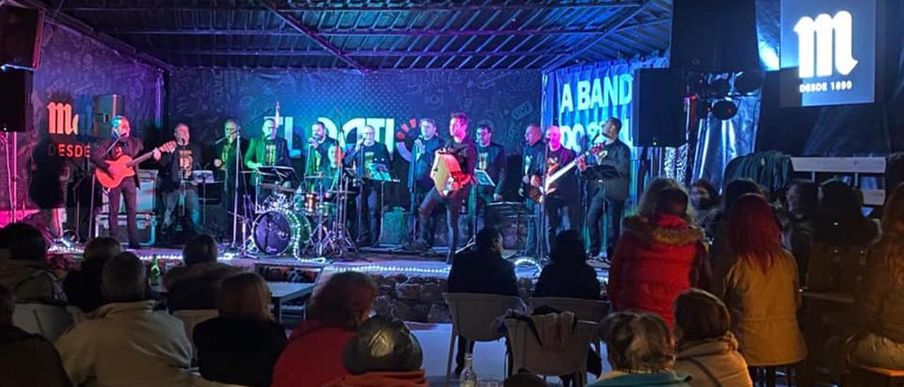 Un momento de la actuación de A Banda do Sequío en El Patio.