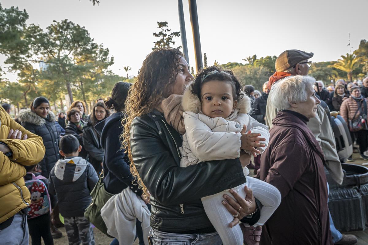Vecinos del Eixample se manifiestan por primera vez en el parque Joan Miró contra la tala de 170 árboles por las obras de unión del FGC