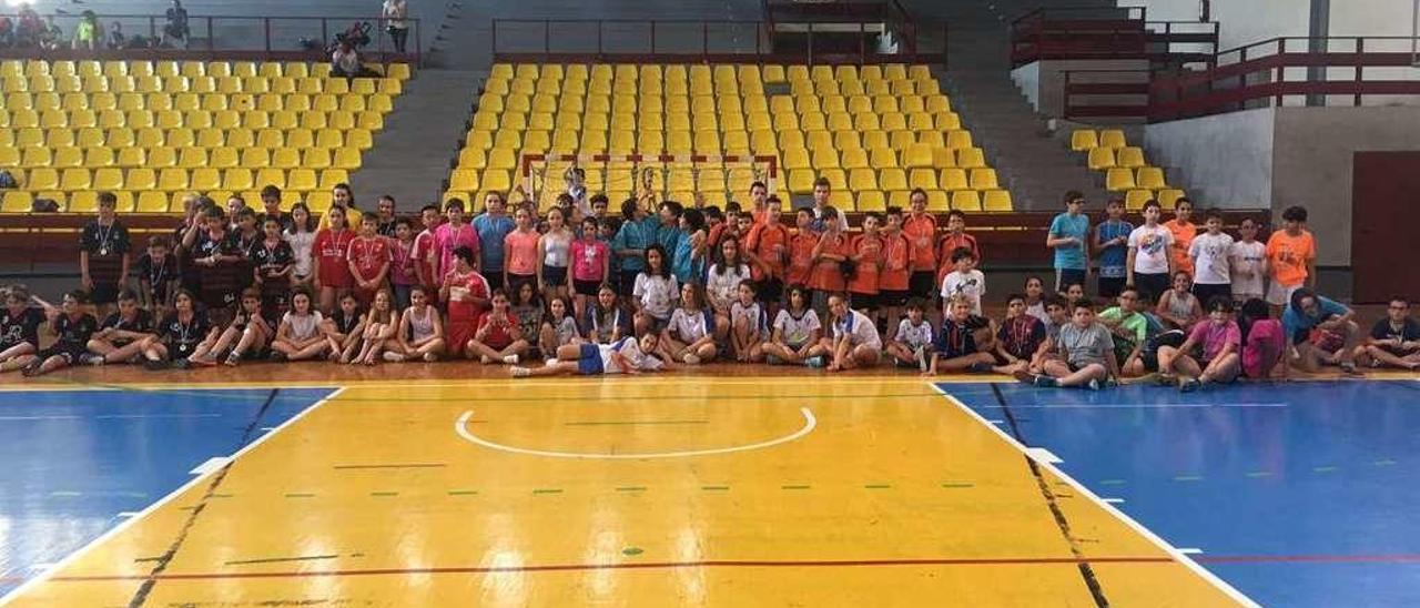 Foto de familia de todos los equipos participantes en el Trofeo Corpus. // FdV