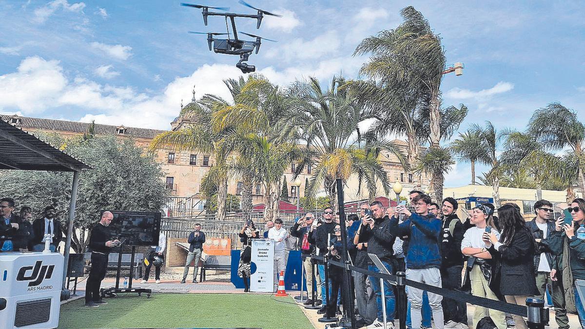Demostración durante la inauguración del UCAM Drone Hub, situado en el Campus de Murcia.