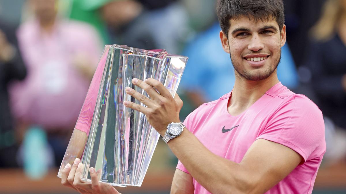 Carlos Alcaraz levanta el trofeo de Indian Wells tras su victoria en el torneo.