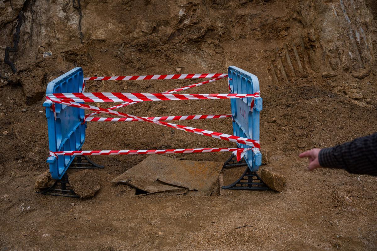 Urbanización Castellar d'Índies, en Sant Cebrià de Vallalta, con deficiencias urbanísticas: terrenos sin asfaltar o mal asfaltados, problemas de alumbrado público, desprendimientos y falta de una red de alcantarillado.