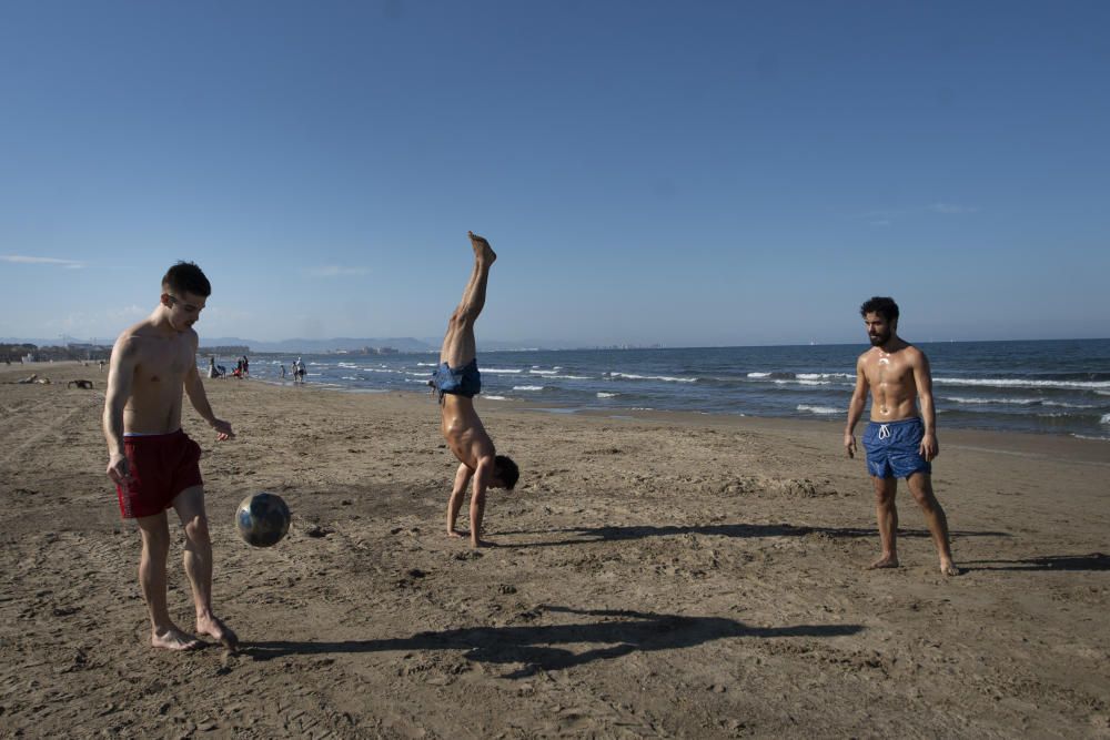 Playas y terrazas llenas en València en los primeros días de la fase 1