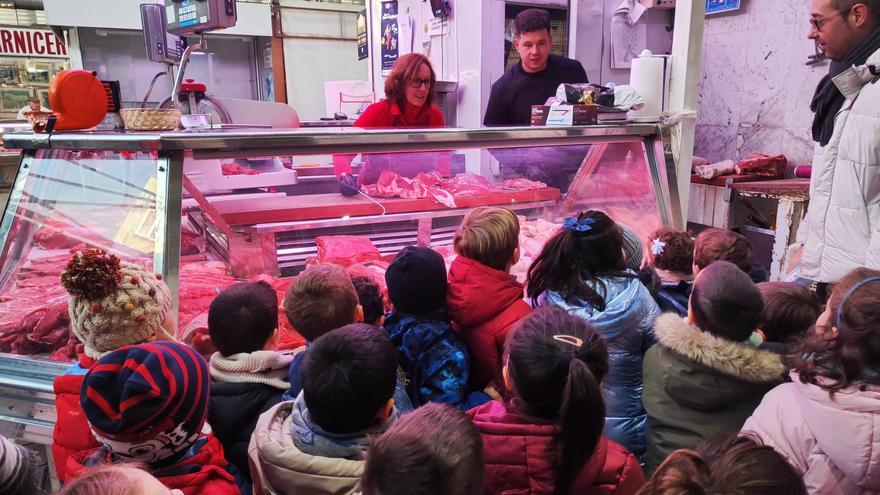 GALERÍA | Visita inesperada en el Mercado de Abastos de Zamora: los niños de Infantil del Sagrado Corazón de Jesús