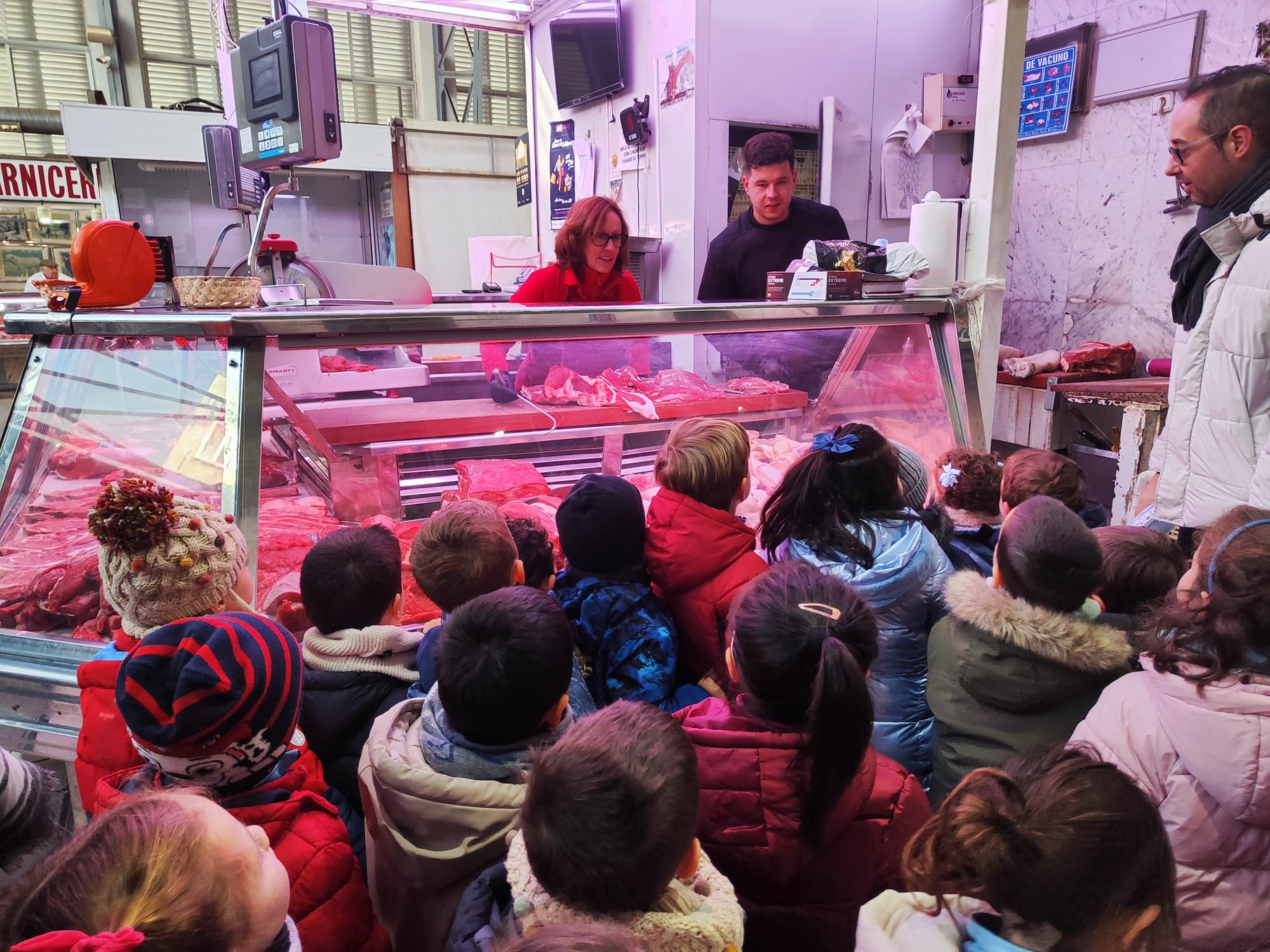 GALERÍA | Visita inesperada en el Mercado de Abastos: los niños de Infantil del Sagrado Corazón de Jesús